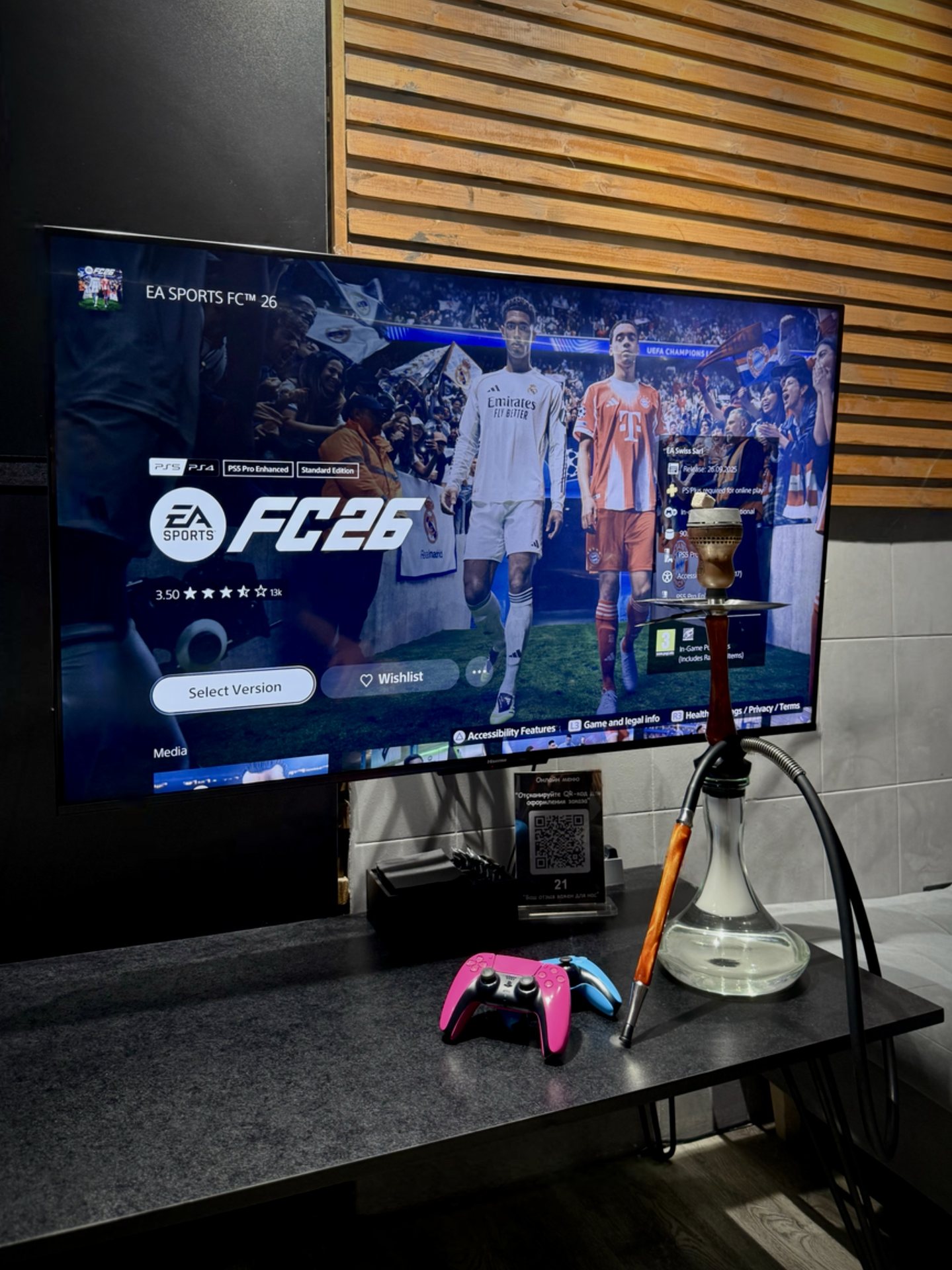 Игровое место с PlayStation и большим экраном