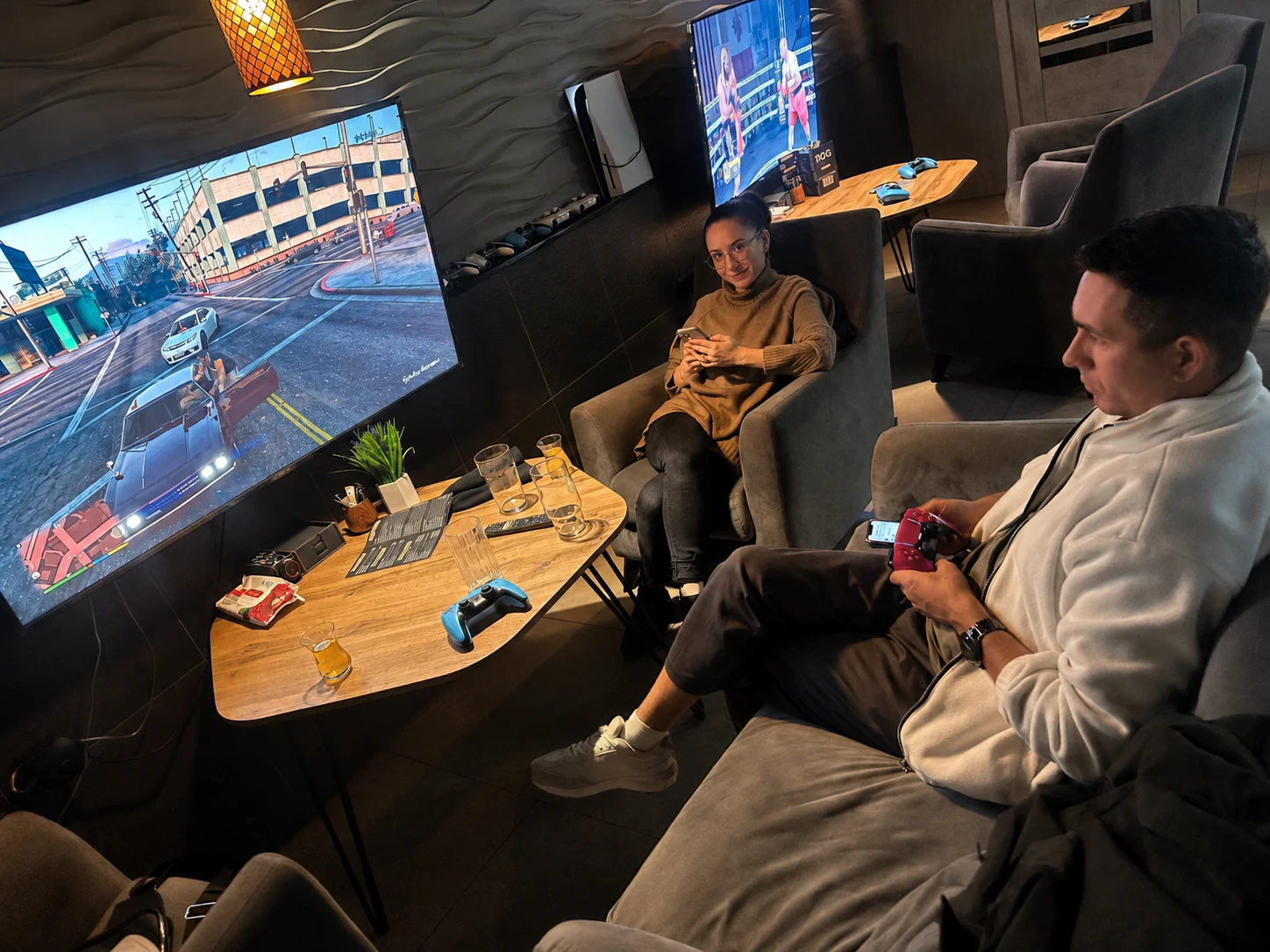 Гости FOG Quantum проводят вечер за PlayStation